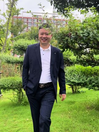在感情世界里:“你是我动了情的人,只可惜不是属于我的人,你是我唯一动了心却不能在一起的人。我自知与你并非良缘,本无心冒犯,怎奈情不可控,沉迷其中,竟想常伴你左右,是我太贪心了。即使我们不是情侣关系,我也害怕你喜欢上别人,没有身份的占有欲最可笑,没有资格吃的醋最酸。其实我们都很好,只是时间不凑巧,短暂的相遇,却爱你入了心,相思入了骨,我有一万种想见你的理由,却唯独少了一个见你的身份”…..#情感文案#转眼已是半生 #上热门