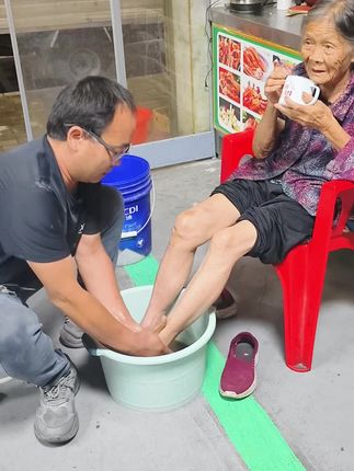 让亿万网友感动的一幕荆紫关义务救援队杨相成给奶奶洗脚值得学习 #美丽的荆紫关