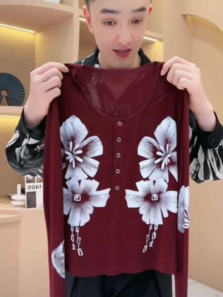 【亮哥女装】2025欧版波尔多红喷绘印花感时尚高弹打底上衣8708-B2