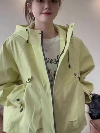 姐妹们春天一定要拥有一件这样的冲锋衣外套,真的太好看了!它是这种宽松的版型,穿上特别显瘦,而且还是浅黄色的,超级显白,随便一搭配就很潮很时髦,喜欢的赶紧冲吧!#女装穿搭 #强烈推荐 #韩系穿搭 #新款 #外套穿搭