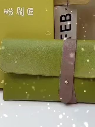 喜欢化妆的小仙女们快看过来!这个超好用的化妆刷套装你们一定得入手!它采用的是仿生纤维毛材质,摸起来超级柔软舒服,而且它的抓粉力很强,上妆效果很好,特别适合新手小白用。这一整套有足足十支不同的化妆刷,可以满足各种不同的妆容需求哦!赶紧点击下方链接抢购吧!@DOU+小助手 @DOU+好生意