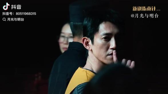 PUA,全称“Pick-up Artist”,原意为“搭讪艺术家”,指通过系统化学习提升情商和互动技巧以吸引对方的行为。但近年来其含义发生了严重扭曲,目前更多指一种通过精神控制和情感操纵实现权力不平等的行为。
PUA的核心是通过言语打压、行为否定、精神打压等方式,刻意扭曲事实,持续打击、否认、误导和欺骗对方,使被操纵者自我怀疑、认知扭曲,产生自卑和自责情绪,从而不得不对操纵者百依百顺。其本质是在关系中利用资源建立和维持权力不平等状态。
PUA最初源于美国,初衷是帮助情感焦虑群体学习两性相处之道,21世纪初传入我国后被商业化,逐渐在青少年群体中越轨为PUA犯罪亚文化。如今它不再局限于两性关系,已延伸至职场、亲子、朋友等人际互动中,例如“职场PUA”“校园PUA”的含义更接近“霸凌”。
在你之前观看的电视剧《危险关系》中,男主角罗良就是典型的PUA实施者:他先以关怀和理解接近女主颜聆,确定关系后通过精神打压等手段进行情感控制,甚至诱导他人自杀。这种行为不仅违背健康的人际关系原则,若造成严重后果(如诱导自杀),还可能构成故意杀人罪。