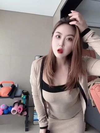 到了一定年纪,迷人的不再是脸,而是骨子里的气质,经历岁月沉淀后的灵魂