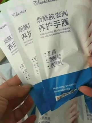 还在被粗糙、干燥的手困扰吗?这款凡士林手膜你一定得试试!它质地轻盈,涂完很快就被皮肤吸收,完全没有黏腻感。里面的核心成分凡士林,能在手部肌肤表面形成一层保护膜,把水分紧紧锁住,让双手时刻保持水润状态。此外,还添加了多种植物精华,既能滋养肌肤,又能温和改善粗糙,让手部肌肤更细腻。 使用方法超简单,睡前涂一层,轻轻按摩几分钟,就能开启滋养修护。每周用2 - 3次,坚持一段时间,干燥、粗糙通通消失,双手变得又白又嫩 。有了它,再也不怕伸出“小糙手”,轻松养出人人羡慕的嫩滑美手,赶紧入手试试!#强烈推荐 #每日分享