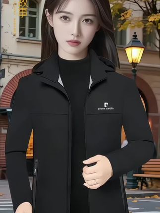 秋天穿得臃肿又没型?这件带帽外套帮你搞定!宽松版型不挑身材,落肩设计藏肉还显肩窄,上身自在没束缚。帽子能遮风还能修饰头肩比,看起来利落又精神。 面料是软乎乎的棉混纺,透气又耐磨,早秋单穿不闷汗,深秋叠穿不臃肿。搭牛仔裤清爽休闲,配工装裤潮酷有范儿,通勤、约会、出游穿都合适,闭眼入不踩雷! #男士秋装 #带帽外套 #百搭时尚 #型男必备 #约会穿搭