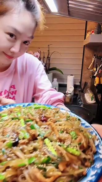 煎饼包绿豆芽炒粉条~幸福感满满~春天多吃绿菜!#煎饼 #豆芽炒粉条 #肉丝 #美食教程 #谁懂这一口的好吃程度