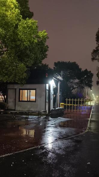 南昌樱花雨|雨打花落,浪漫封神😭🌸✨
一直很执着拍晴天的樱花🌸
没想到今年在艾溪湖
被一场突如其来的雨夜给治愈了✨
白天的艾溪湖人潮涌动,是热闹的春日烟火气。
而雨夜的樱花岛,人潮散去,只剩昏黄的路灯。
灯光透过湿漉漉的空气洒在樱花上🌸
原本粉白的花瓣被染成温暖的橘色
风一吹,沾着雨水的花瓣簌簌落下
飘在积水里,飘在肩头
这才是真正的「樱花雨」吧💧
📸拍照机位分享:
1️⃣低角度仰拍:以樱花枝桠和路灯为背景,拍出雨丝和花瓣的质感
2️⃣地上的积水:别错过路边的水洼!拍樱花的倒影,光影斑驳真的绝美
3️⃣湖边护栏:人靠在护栏上,背景是朦胧的湖对岸和湿润的樱花林,很有电影感
4️⃣樱花瓣特写:落在伞面上或者石板路上的花瓣,氛围感拉满
💡雨夜游玩小贴士:
📍地址:艾溪湖森林湿地公园 - 南门
🎫门票:0元免费🆓
🌂装备:透明伞是必备道具!既能挡雨又巨出片
👟鞋子:雨天木栈道滑,一定要穿防滑的鞋子
🌡️温度:最近南昌早晚温差大,下雨天更湿冷,记得穿件防风外套
白天的艾溪湖属于人群
雨夜的艾溪湖才属于自己
这是南昌春天限定的极致浪漫吧💕
#南昌拍照 #艾溪湖 #艾溪湖樱花 #南昌樱花 #雨天拍照