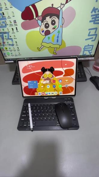 深度解析华为matepadair12寸24款平板
咱先说价格一千多点 可以说是入门级价格了,
然后在剖析一下配置,看下性价比怎么样?是不是非常值得下单了! 反正是支持七天无理由送运费险,所以完全可以体验 宁杀错不放过!该出手时就出手!好了下面配置说一下:
华为MatePad Air 2024款12英寸的核心优势集中在芯片性能、游戏体验与音频表现,每一处都精准贴合实用需求:
芯片搭载麒麟9000W,采用先进制程与多核架构,性能对标旗舰水准,可流畅驾驭各类大型手游与多任务场景 。配合创新冰芯立体散热架构,高导热石墨与3D仿形VC协同散热,34分钟游戏后机身最高温仅44.7℃,持续高负载运行也不卡顿降频 。
游戏性能堪称同价位标杆:144Hz自适应高刷屏支持无级变速,搭配华为自研插帧方案,《和平精英》适配144Hz极致帧率,《王者荣耀》可开启120Hz超清画质或144Hz超帧模式,《原神》帧率能从60fps提升至90fps,跑图实测稳定在118.7fps,画面丝滑无拖影 。星闪技术加持下,外接设备延迟超低,操作跟手度拉满,再加上大电池加持,长时间畅玩无需担忧电量 。
音频体验同样出众:六扬声器系统搭配HUAWEI Histen 8.0算法,实现四声道环绕音效,低频浑厚、高频通透,游戏中脚步声、枪声定位精准,观影时临场感十足 。AI降噪技术能自动过滤键鼠敲击等环境噪音,不管是游戏沟通还是语音通话,都能保持清晰流畅 。
三者协同让娱乐体验更纯粹,芯片提供稳定算力,高刷屏保障视觉流畅,优质音效强化沉浸感
,12寸144Hz高刷2.8k护眼屏显示清晰还护眼 过年了给孩子学习 ,咱们办公,还有给家人送台也是很合适了 一千多点 电池健康100没有个人用过 性能配置拉满 售后保证拉满 放心下手!