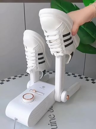 平时洗完的鞋子总是很难干,于是我就入手了这个鞋子烘干器,它不仅可以快速烘干鞋子,还能给各种小物件、衣服以及袜子等进行消毒,真是方便又好用,再也不怕没地方晒鞋了。#烘鞋器 #烘干器 #烘鞋器除臭杀菌 @DOU+小助手