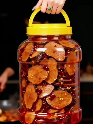 湖北红油洋姜来啦!块头周正,裹着鲜亮红油,咬一口脆生生,酸辣鲜爽在嘴里炸开,越嚼越有滋味~  #湖北特产 #红油开胃 #脆爽小食 #下饭神器 #地方特色味