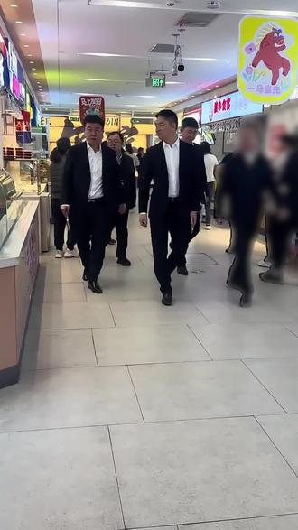 ❤️尔滨本地人压箱底的宝藏菜市场
翻新后的“革新地下”,老城里的惊喜和记忆,带着老哈尔滨人最满的诚意来啦#刘强东 #革新地下