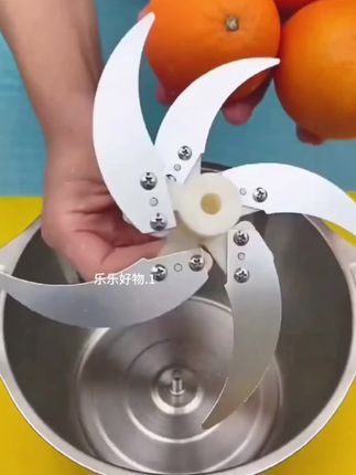 绞肉机,新型食品级不锈钢材质,多重绞刀片设计,刀口锋利,绞肉、蔬菜、水果等速度快,效果细腻、均匀、粘稠,生活好帮手
