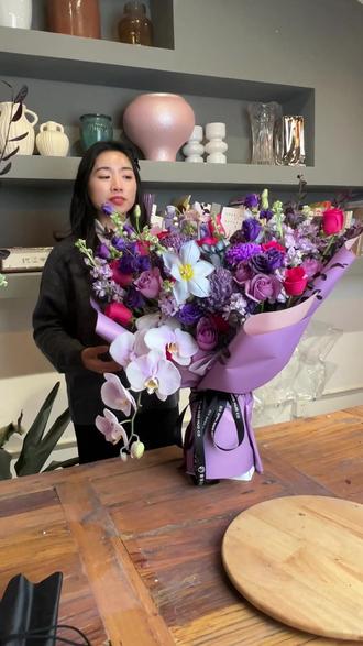 开花店这么久,最头疼的就是大型贵重花束的配送问题!尤其是送给客户、领导的高定款,磕了碰了全白费,今天就把我们的配送干货分享给同行和花艺爱好者~
✅ 配送方式选对是关键
放弃普通快递,直接用滴滴配送!专人专送+全程可追踪,大型花束不会被挤压,贵重花材也能最大程度保持完整,同城配送效率还高,客户体验直接拉满。
✅ 打包技巧藏细节
1. 外层套大号防尘袋:防灰又防剐蹭,还能避免花束在运输中被风吹乱造型;
2. 搭配定制手提袋:不仅提升花束的精致感,手提设计也方便配送员搬运,还能给客户留下专属的品牌印象。
不管是花店同行还是学花艺的学员,掌握这些配送细节,才能让精心制作的花束完美送到收花人手里~
#花艺配送 #花店运营 #花艺培训机构 #大型花束 #花艺干货