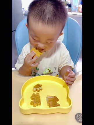 入手的硅胶小熊餐盘,让宝宝爱上吃饭! ✅大吸盘吸力强 ✅食品级硅胶材质 ✅可爱小熊造型设计 #自主进食的宝宝 #小吃货的日常 #宝宝辅食 #餐盘宝宝辅食