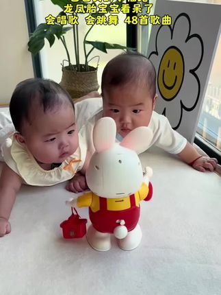 自从入手了这个小兔子,妹妹就变成了抬头界的扛把子。有的宝妈说宝宝三四个月了还不太会抬头,看来,选对抬头玩具也很重要,需要的宝妈们快给你家宝宝安排上。#抬头玩具小兔子 #早教玩具 #母婴好物