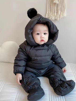 #反季婴儿连体衣羽绒服秋冬季外出衣服0到1岁男女宝宝冬装轻薄包脚 #宝宝冬季连体衣 @DOU+小助手 @抖音小助手
