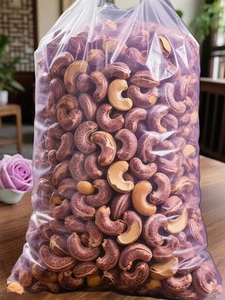 爱吃腰果的家人们,你们赶紧去拍咱们家这个带皮腰果,过几天就不一定是这个价位了,它都是今年的新腰果,经过人工筛选,每一颗都是非常的饱满,而且它是烘炒的,保留了腰果原有的香味,口感酥脆,既营养又健康。尤其是咱们家有老人小孩还有孕妇的,更应该多拍几单。#休闲零食 #干果坚果 #吃出健康 #健康零食 #营养美味