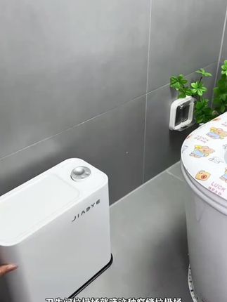 卫生间小的可以试试这款 #窄缝垃圾桶 按压开盖的设计,扔垃圾方便还不会外漏 #垃圾桶 #卫生间好物 #夹缝垃圾桶