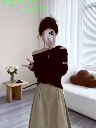 林晚抱着咖啡,在街角书店撞见陆泽。他穿着干净的白衬衫,正低头给一盆多肉换盆。阳光透过玻璃窗,在他发梢跳跃。  “你的咖啡……好像快洒了。”他忽然抬头,声音温和。林晚慌忙回神,指尖却还是蹭到了他的手背。  后来,陆泽成了她的专属“阳光饲养员”,会在她加班时送来热汤,会陪她在阳台看暮色四合。他说:“林晚,你就像我养的那盆铃兰,干净又温柔,让我的世界总亮着暖光。”  晚风里,他们牵着手,影子被路灯拉得很长,满是岁月静好的甜。#被秋日氛围感穿搭拿捏了#流光机能风穿搭太有生命力了#早秋秀场抄作业告别路人感#素颜穿搭如何摆脱土气感@抖加🔥上热门🔥dou+🔥热点宝 @DOU+上热门 @图文带货帮扶中心