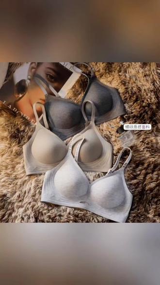 姐妹们一定要试试这件果冻bra,真的太舒服了!它就是很柔软,然后很Q弹,就像果冻一样,而且它是这种半固定的杯垫,就不用担心它会移位跑偏的问题,穿上之后就很自然的贴合我们的胸型,没有束缚感的同时还能做到很好的聚拢效果,真的是一款宝藏内衣啊!#女士内衣 #内衣推荐 #女生内衣 #女生必备 #仙女必备