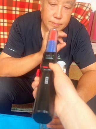 交警同款#酒精测试仪 隔夜酒少量饮酒都能测出来,爱喝酒的司机们可以在车里准备一个,防止酒驾被查#拒绝酒驾 #开车不喝酒喝酒不开车 #高性能实用工具 #汽车用品