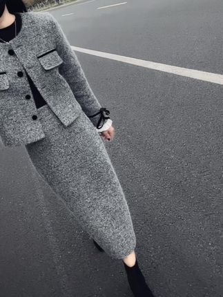 女人就应该往里死打扮,越漂亮越好,老实贤惠,有个屁用啊,你见谁家爷们奔着你菜做香,大马勺颠的好跟才你在一的起啊,格局打开……#小香风套装裙