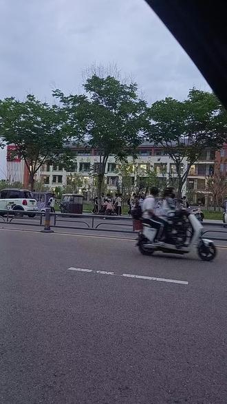 #中学校门口 #崩溃就在那么一瞬间
遗憾吗?遗憾啊!错了吗?错了!后悔了吗?后悔了!最近总是像疯子一样的语无伦次!常常在质问自己,到底在坚持什么?到最后又得到了什么?说众叛亲离 或许🈶些严重了!🉑真的不知道用什么词语来形容这段时间的心态!或许都是我一意孤行造成的🥺🥺🥺重压之下 所有的一切都在“背道而驰”!如今没有能诉说的对象!只能……也只能如此了……