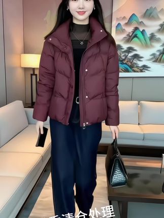姐妹们,冬天怎么能少了一件保暖又好看的羽绒棉服呢?这件羽绒棉服是今年的新款,穿上身特别洋气,而且它是短款的设计,很适合小个子的女生穿,上身显瘦又显高,衣服里面还是加厚的,非常暖和,这个价格能买到这样的羽绒棉服真的很划算,喜欢的朋友赶快下单吧!#反季棉服#好物推荐