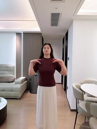 这款莫代尔打底衫,舒适亲肤,弹力大修身不紧身,无论搭配裙子还是裤子都好看,不挑年龄不挑身材,百搭洋气休闲减龄#谁穿谁好看#百搭洋气