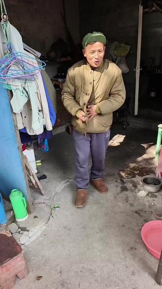 男人为什么要回家?因为老家地下埋着我们的祖宗,地上留着我们的童年。#正能量 #关爱老人 @抖音小助手