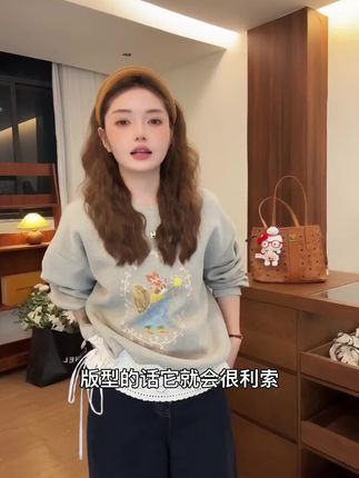 这件卫衣把舒适和时髦完美结合!✨拼接元素小众不撞衫,面料柔软亲肤,搭配半裙温柔减龄,搭配牛仔裤日常休闲,懒人必备~ #变美的方式 #秋日韩系穿搭走起 #一衣多穿通勤版 #穿衣搭配分享 #气质穿搭