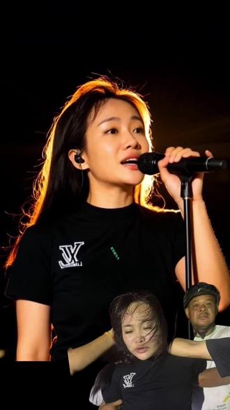 心语心愿 冯静,广西壮家女,因逃婚越境至越南,后被拐卖至柬埔寨“金星”园区,成为“扶手”(陪酒女)。
她与园区主管阮怡豪(越南壮乡人)相恋,阮怡豪主导电诈、贩毒、人口贩卖等多项跨境犯罪。
阮怡豪罪行败露后被捕,冯静执迷不悟,用阮怡豪交予的赃款策划劫狱。
2025年11月18日,冯静在柬埔寨斯昆省法院门口,趁押解囚犯车辆抵达时,递枪给囚犯头目,囚犯随即开枪袭警,6名囚犯趁乱逃跑。
整个过程仅用不到一分钟,冯静与囚犯们手牵手冲上接应车辆逃离。
柬埔寨警方迅速反应,9小时内将所有涉案人员擒获,包括冯静和6名囚犯。
冯静被捕时神色平静,与持枪时的狠辣判若两人,引发舆论广泛关注和争议。
案件暴露了柬埔寨司法体系在应对跨国犯罪时的薄弱,以及法院安保的漏洞。