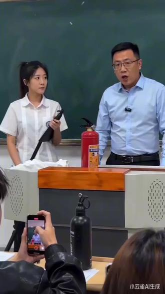 再也不教小猫使用灭火器了 #猫咪的迷惑行为