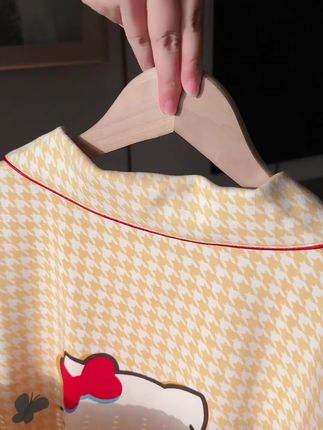 入秋后娃睡前爱整理小发卡盒,这套纯棉睡衣穿脱方便~长裤合身不卷边,面料洗过还是软乎乎的,透气性不错,搭配萌趣可爱的卡通图案,整理完换衣超配合 #女童纯棉睡衣套装  #纯棉睡衣长袖长裤   #骗你生女儿穿搭  #面料柔软舒适   #亲子睡衣穿搭