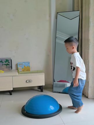 孩子老爱蹦沙发,爸爸给孩子们安排了最近超火的#波速球 ,学习后娱乐放松下,锻炼又解压,#在家运动 也不扰邻#居家锻炼 #儿童运动 #身高管理