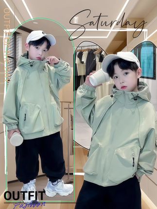 家人们谁懂啊!挖到一件2024超火男童冲锋衣🔥 防风又防水,春秋季户外撒欢正合适~经典版型不挑身材,酷帅又百搭。拉链口袋能装小宝贝,大童小童都爱惨。上身秒变街头酷盖,出街回头率爆表!  #男童冲锋衣 #春秋新款潮服 #儿童户外穿搭 #中大童时尚风 #春日出行穿搭