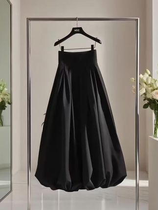 #夏季穿搭 #清凉一夏 #荷叶边上衣 #黑色裙子 #洋气穿搭很时尚很气质