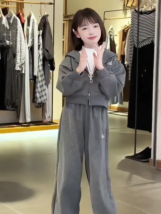 女童秋季套装2025韩版新款洋气软糯糯撒银外套直筒裤两件套#女童套装 #春秋新款 #高品质童装 #生女儿就是用来打扮的 #谁穿谁好看