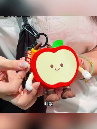 新款硅胶耳机包挂件,创意收纳钥匙口红零钱超实用! #硅胶包挂件 #迷你收纳好物 #新款耳机包 #创意收纳包 #苹果钥匙收纳
