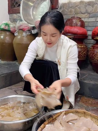 一直保持农村原生态的做法,用手工磨,然后上木格子蒸定型,再用大铁锅煮几遍,虽然麻烦,但是好吃。#地方特色美食 #家乡的味道 #农村美食 #魔芋豆腐