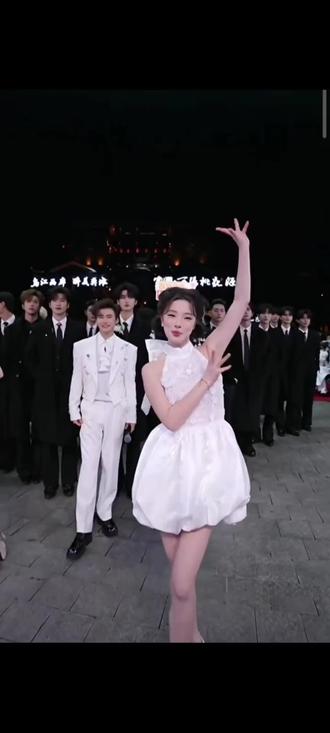 龙队一场直播被封了两次,不得不改到小号才播完预定节目……#龙浩天 带火了这套团舞模式,引发全网竞相模仿,尤其是学生的效仿,势必会带来舆论压力。成也萧何,败也萧何,流量来自于平台推送,所以也只能忍痛割爱,换个玩法了。人红是非多,枪打出头鸟。#直播 #舞蹈 #社会百态 #人性