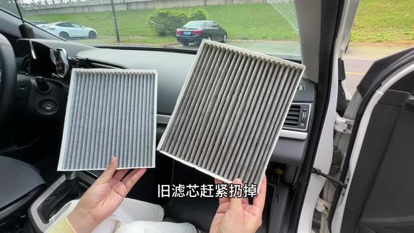 空气滤芯通常一万公里更换一次,空调滤芯一般五千公里更换一次,其实去保养前我们可以完全自己更换空调空滤,简单好换还省钱!#每天一个用车知识 #空调滤芯多久换一次 #空气滤芯更换教程 #现代#汽车好物