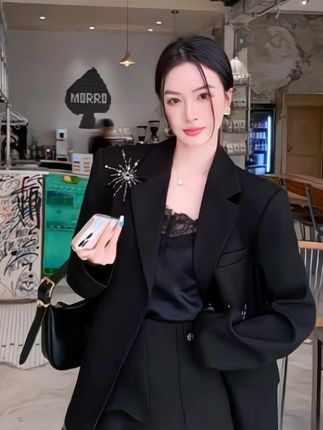 小众设计感西装外套女 一件黑西服,偏要在细节处玩出花,闪钻烟花刺绣一整个戳中审美点,版型飒到骨子里,走在街上,谁能不爱这种低调又炸街的氛围感#西装穿搭,高级感,炸街穿搭#谁穿谁好看#夜空烟花黑色春新宽松西服#百搭春秋外套#小众设计感西装外套女