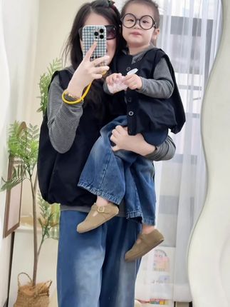 20岁你问我快乐是什么 我会说潇洒 自由 挥霍青春 30岁你问我快乐是什么 我会说家人平安健康 有两个小孩叫我妈妈 后来的我们做了妻子 当了妈妈 被一声“妈妈”心甘情愿的栓住在这方寸之间 接受着日子的平淡和普通 虽然经常遥望远方 向往自由 但又觉得任何地方 任何事情都不如陪在宝贝身边踏实 #我的女孩👧🏻 #陪你长大#潮童穿搭 #亲子装搭配 #亲子穿搭
