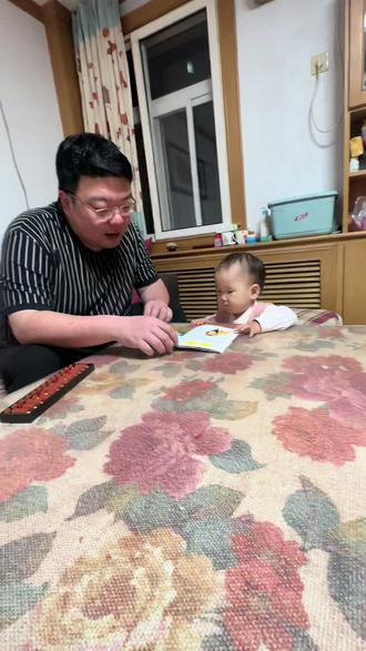 妈妈镜头下的父女,有女儿真的太幸福啦
爸爸的全感情投入,是一个家庭幸福的底层逻辑
被爸爸举过头顶的孩子,永远不会觉得自己渺小
"你可是被爸爸从小抱到大,举过头顶的人呀~"所以无论走到哪里,都请记得:你值得一切美好,从不低人一等。爸爸给的从来不止是童年时的宠爱,更是让你一生挺直脊梁的底气
爸爸的存在,远不止"赚钱养家"那么简单
他是孩子的第一个超级英雄子,
是无声的榜样,是藏在细节里的安全感。不缺席的父爱,才是真正的"富养"
不是长辈的代劳,不是妈妈的孤军奋战,
而是每一次拥抱,每一场游戏,每一句"爸爸在".孩子的世界里,
"爸爸"这两个字=**陪伴+骄傲+无限偏爱**.他的爱有多满,孩子眼里的光就有多亮
#女儿 #萌娃儿 #人类幼崽