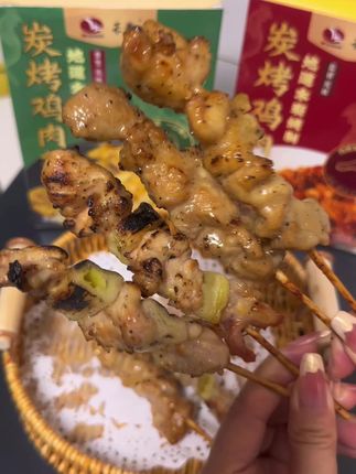 绝了~是时候撸串了,在家几分钟就能吃上炭烤鸡肉串、出锅撒上辣椒面和白芝麻,一口下去外焦里嫩,鲜嫩多汁好过瘾!#禾丰 #烧鸟 #鸡肉串 #夜宵烧烤