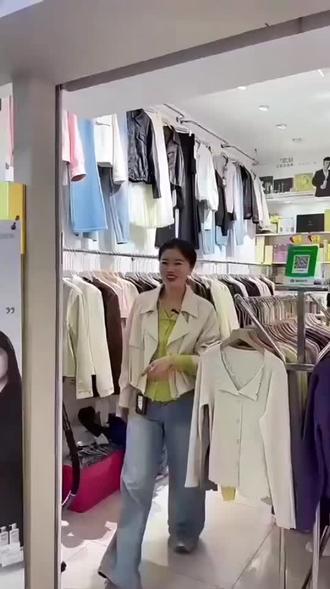口播文案1(接地气·强效果)
油头、一抓一大把,发缝宽的姐妹看过来!
森米侧柏叶洗头膏,天然草本养头皮
控油蓬松、强根固发、减少掉发
洗完清爽不干涩,发根支棱起来
坚持用,发缝慢慢密,头发越洗越顺滑
养发就用它,安心又好用!