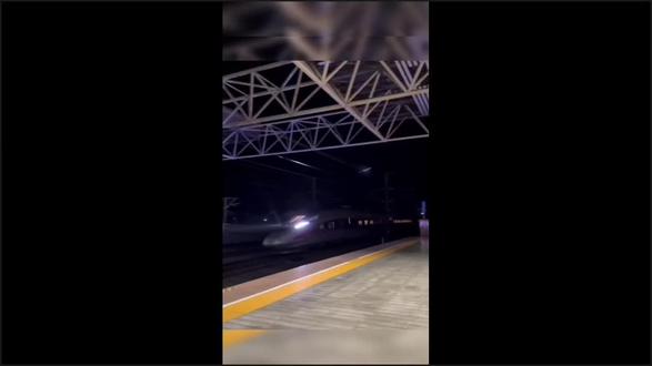 南衡高铁线路规划从衡阳东站引出,经南岳机场站实现空铁联运,随后设立常宁北站,再经祁东、归阳至祁阳南站,最终接入永州,设计时速350公里/小时。若此方案实施,常宁将成为衡阳最后一个开通高铁的县级市,助力衡阳实现“县县通高铁”的目标。
南衡高铁(柳州至衡阳段)已被列入国家“十四五”铁路发展规划,不过具体线路走向需待国家正式启动前期工作后才能最终确定。南衡高铁过境常宁,并设常宁北站一直以来,交通短板限制着常宁发展。以后咱们不管是去旅游、外出求学还是工作,都能节省大量时间!不仅如此,对常宁经济发展更是意义非凡,能吸引更多投资,带动旅游业繁荣。
期待常宁北站早日建成,常宁未来肯定会越来越好! #南衡高铁 #常宁北站 #常宁发展#常宁