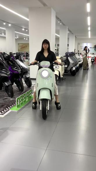 适合女生的车车:moda05 moda05马卡龙配色,超适合女生,小个子也可以轻松驾驭~现在在直播间领取优惠下单就能到门店提车,快来试骑试驾带走吧!#电动车 #绿源液冷电动车 #绿源