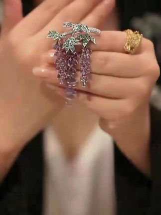 铜合金合成锆石胸针 时尚气质百搭设计师紫葡萄胸针#胸针 #时尚胸针 #气质胸针 #饰品分享